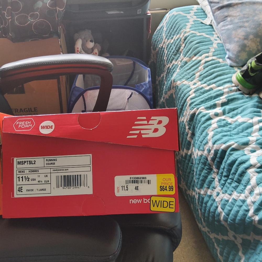 Tennis shoes